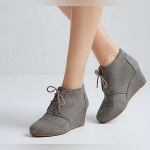 TOMS Gray Herringbone Wedge Ankle Boots size 9